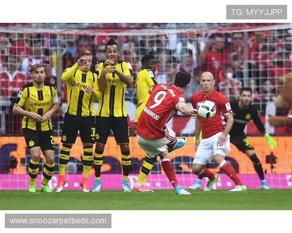 莱万多夫斯基任意球破门，展现定位球威胁