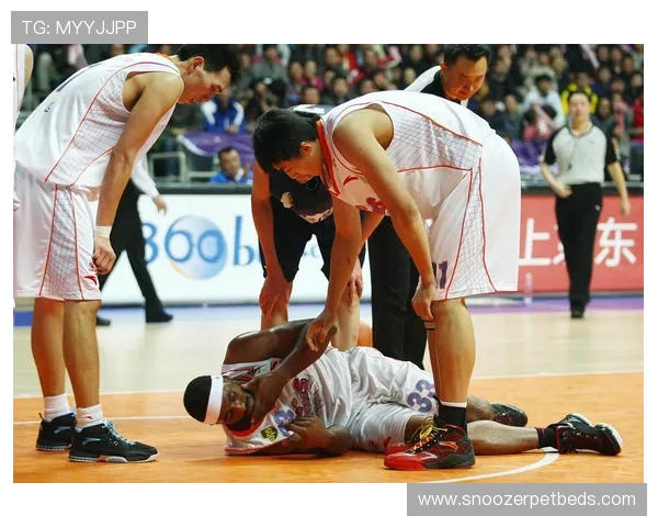 为什么篮球比赛中总出现带球撞人判罚争议？